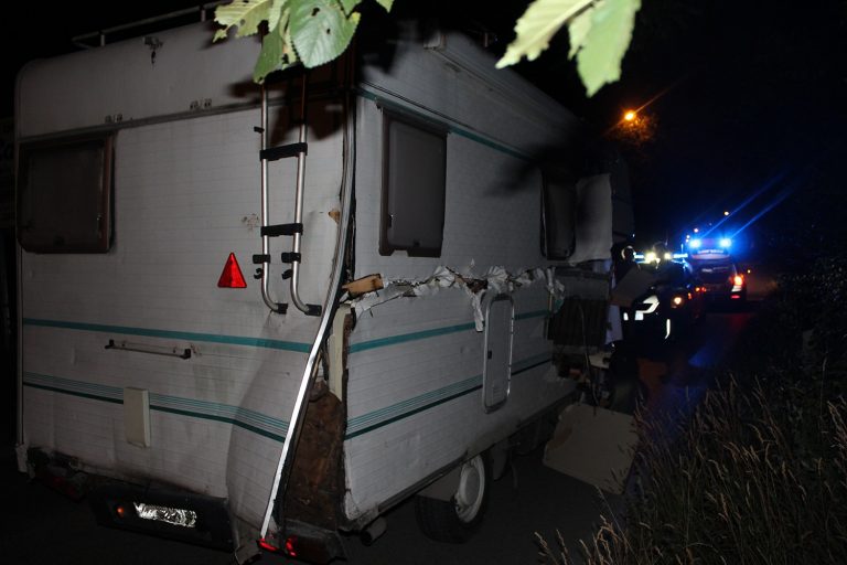 Camper impazzito in fuga a Lucrezia: danni ingenti ad auto e arredi urbani –  FOTO