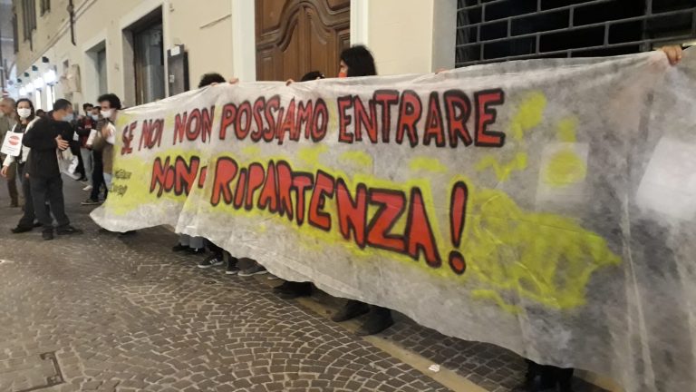Protesta dei lavoratori dello spettacolo: “Esistiamo anche noi”