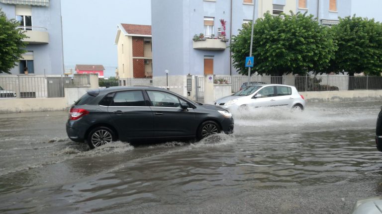 A Fano una bomba d’acqua in 5 minuti allaga via Pisacane