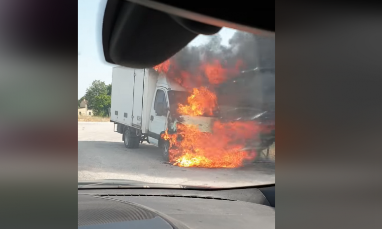 Furgone-frigo si incendia sulla rotatoria a Fano, illeso il conducente