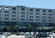 Ancona, mano gravemente schiacciata da una spaccalegna: a Torrette intervento d’urgenza salva l’arto di un paziente abruzzese