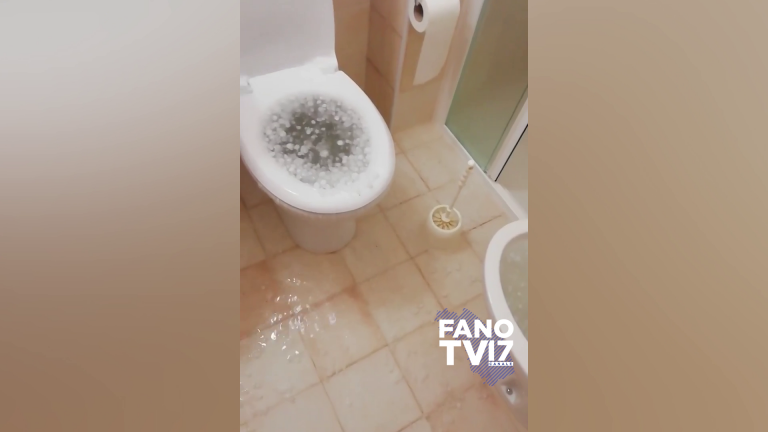 Marotta allagata, acqua e grandine fuoriescono dal water (video)
