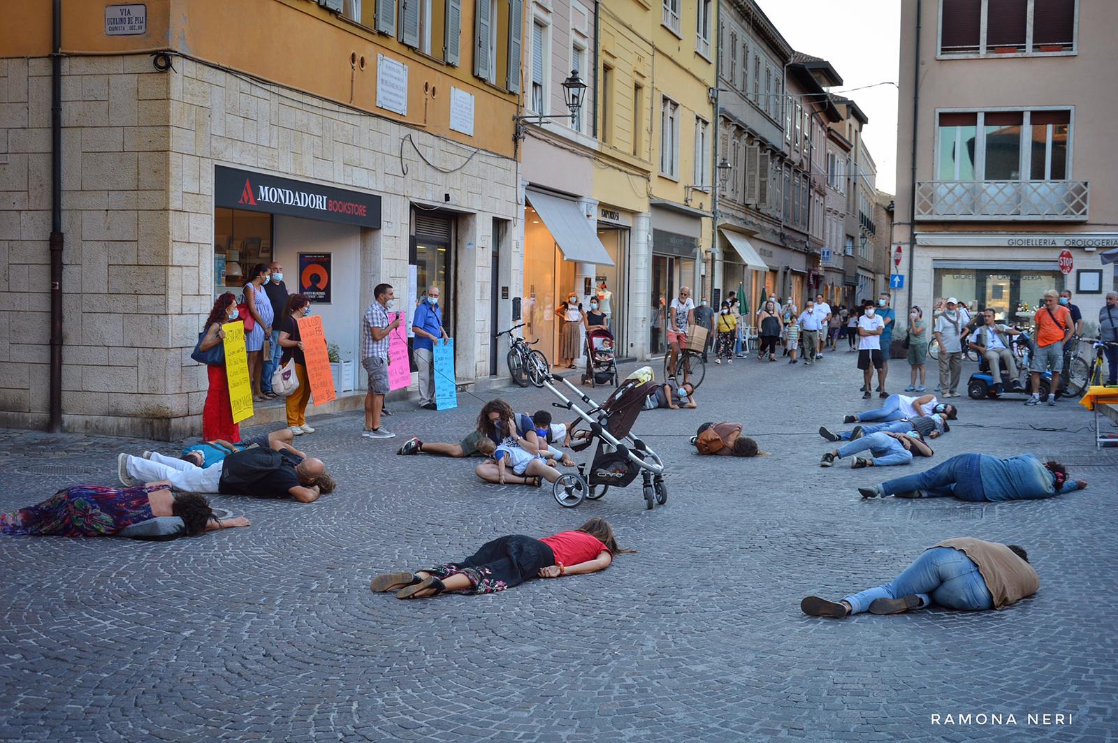 Fano: no alle spese per armamenti con il Flash Mob “A(r)miamoci: giù le armi!” - Occhio alla Notizia