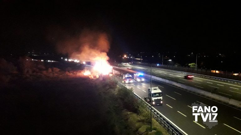 Fano, rimorchio a fuoco lungo l’Autostrada A14 – FOTO e VIDEO