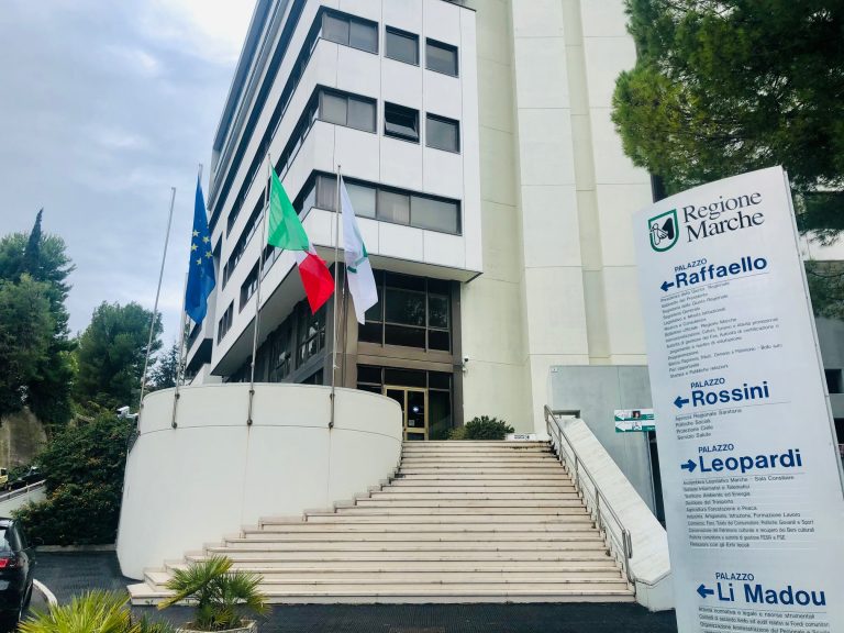 Marche – Scontro in Consiglio regionale: frase omofoba accende la polemica