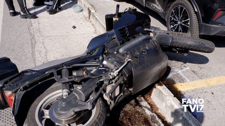 Scontro tra camion e moto a Fano: grave un centauro. Arriva anche l’eliambulanza