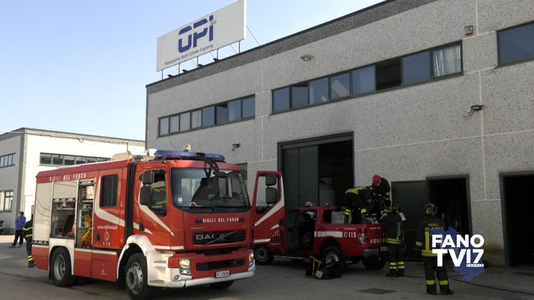 Pesaro, incendio in un capannone. I Vigili del Fuoco scongiurano il peggio