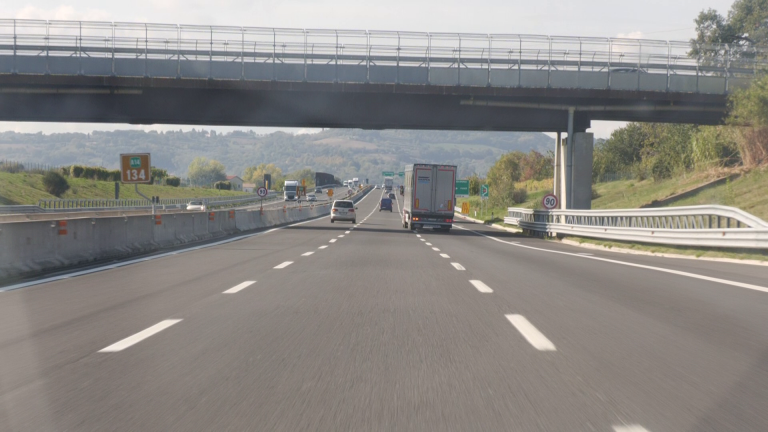 Incidente e auto in fiamme sulla A14: code nei pressi di Pesaro