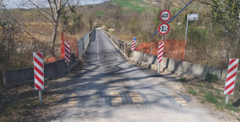 Sassocorvaro-Auditore: chiude il ponte sul fiume Foglia, lungo la provinciale 119, per la realizzazione di nuove barriere