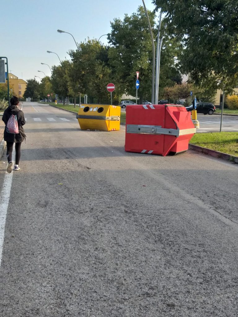 Lampioni rotti e cassonetti rovinati. Aset denuncerà i danni subiti ad Halloween
