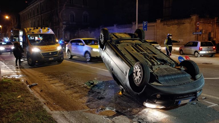 Fano, perde il controllo dell’auto e si cappotta in viale Gramsci