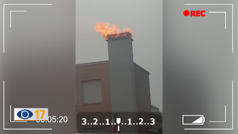 A fuoco la canna fumaria della trattoria: personale e clienti evacuati – FOTO e VIDEO