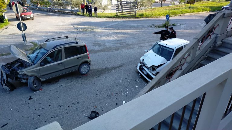 Schianto tra auto a Montefelcino: due feriti. Atterrata l’eliambulanza