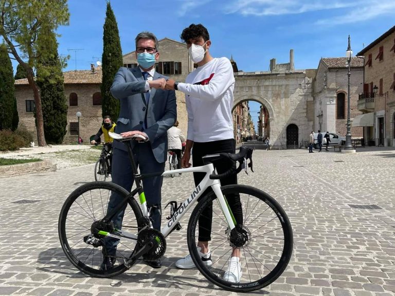 Giovanni Carboni, unico marchigiano al Giro d’Italia, riceve i saluti dell’assessore regionale Baldelli