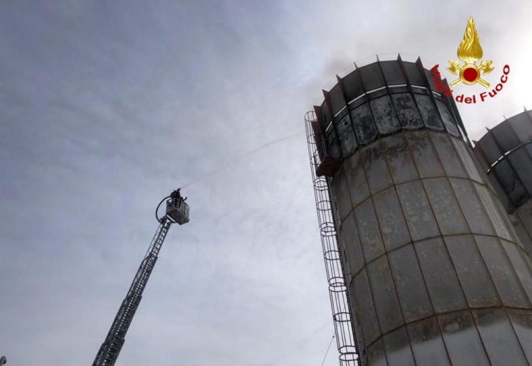 Prima un forte boato e poi la colonna di fumo: paura a Polverigi per l’incendio divampato in due silos Prima un forte boato e poi la colonna di fumo: paura a Polverigi per l’incendio divampato in due silos