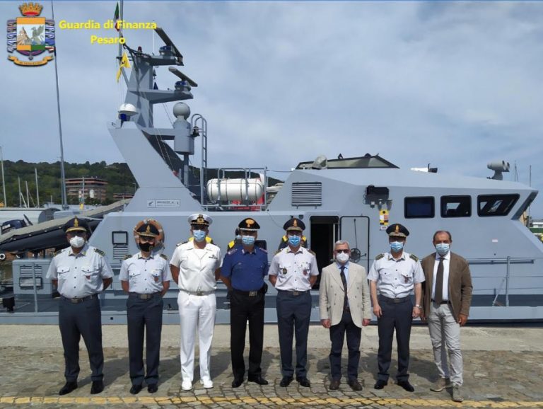 Guardia di Finanza: Prefetto di Pesaro e vertici delle Forze di Polizia provinciali a bordo di un natante operativo del corpo Guardia di Finanza: Prefetto di Pesaro e vertici delle Forze di Polizia provinciali a bordo di un natante operativo del corpo