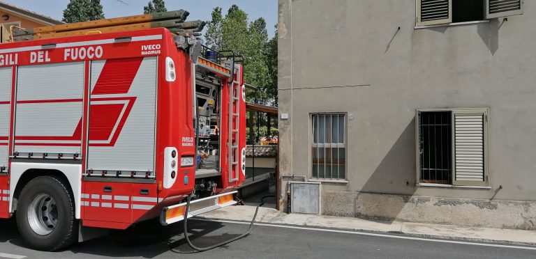 Fano, scoppia un incendio in cucina: anziana di 80 anni e la badante trasportate in ospedale Fano, scoppia un incendio in cucina: anziana di 80 anni e la badante trasportate in ospedale