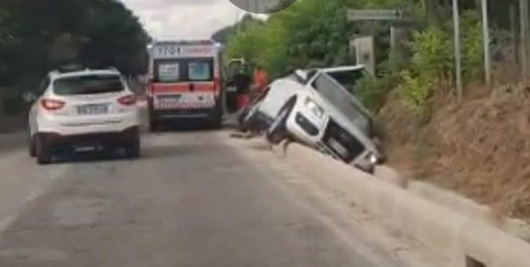 Incidente sulla Flaminia a Fano, auto finisce nel fosso