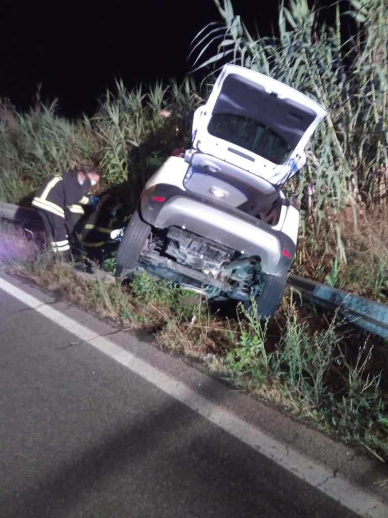 Non si ferma allo stop e finisce contro il guard-rail: ferito il conducente Non si ferma allo stop e finisce contro il guard-rail: ferito il conducente
