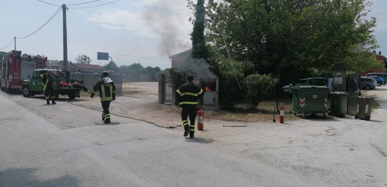 Quadro elettrico in fiamme: Vigili del Fuoco al lavoro in via San Michele a Fano Quadro elettrico in fiamme: Vigili del Fuoco al lavoro in via San Michele a Fano