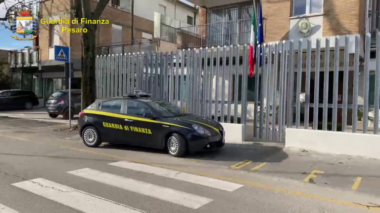 Ancona, falso dentista smascherato dalla Guardia di Finanza: studio abusivo sequestrato
