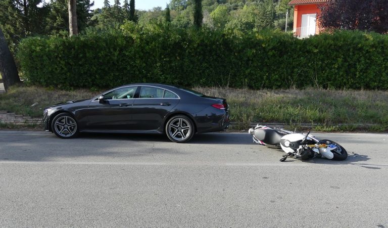 Incidente lungo la Flaminia a Fano. Coinvolti un’auto e un motociclo