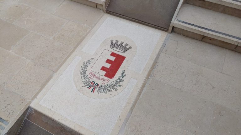 Fano, maxi-yacht in strada: staccata la corrente e protestano i residenti. La replica del Comune