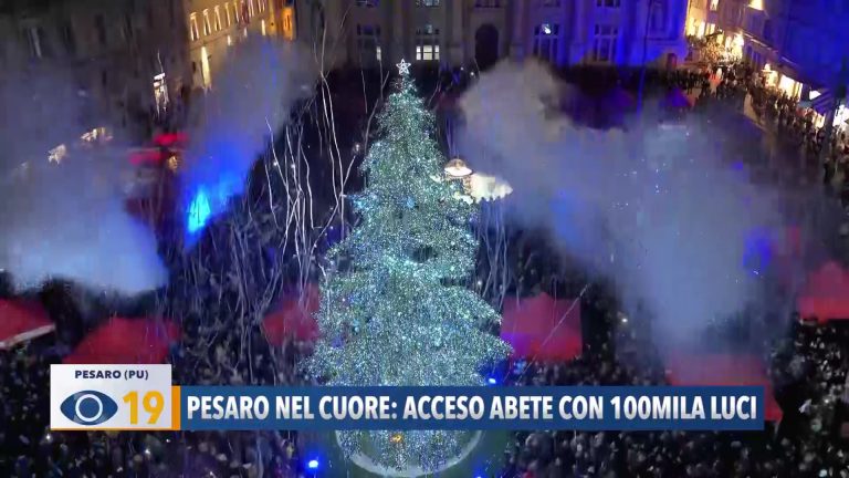 Pesaro nel Cuore: acceso abete con 100mila luci – VIDEO