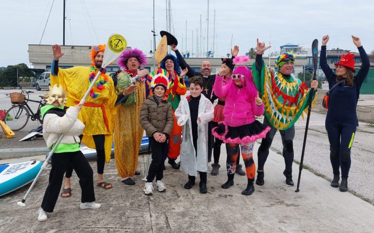 Fano, il Carnevale in Sup ha conquistato tutti – VIDEO