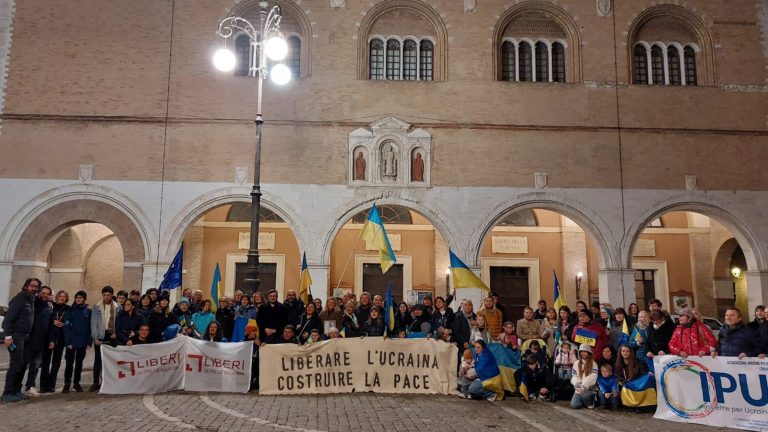 Fano: duecento persone in piazza per la pace in Ucraina – VIDEO