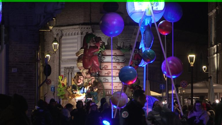 Fano, la “Notte dei Colori” tra divertimento e musica – VIDEO