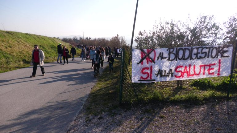 Terre Roveresche, una camminata per dire NO al biodigestore – VIDEO