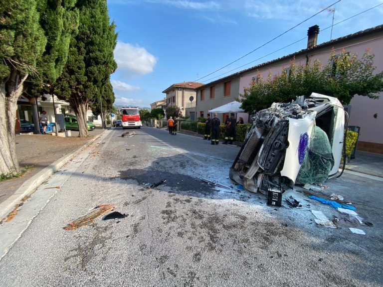 Perde il controllo del furgone e si schianta contro un albero: 32enne al Torrette Perde il controllo del furgone e si schianta contro un albero: 32enne al Torrette