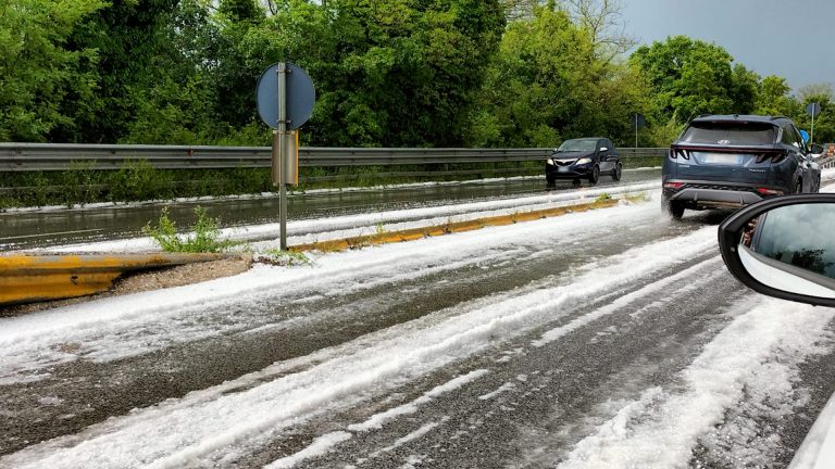 Grandine a Pesaro e provincia: strade chiuse, frane e sottopassi allagati – VIDEO