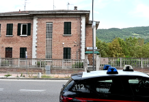 Furto in pieno giorno a Fossombrone: rubati zaino e pistola da un furgone