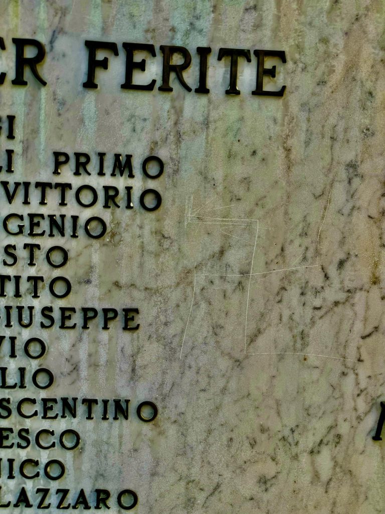 Svastica su Monumento ai Caduti a Isola del Piano, Paolini: “Ingiustificabile oltraggio” Svastica su Monumento ai Caduti a Isola del Piano, Paolini: “Ingiustificabile oltraggio”