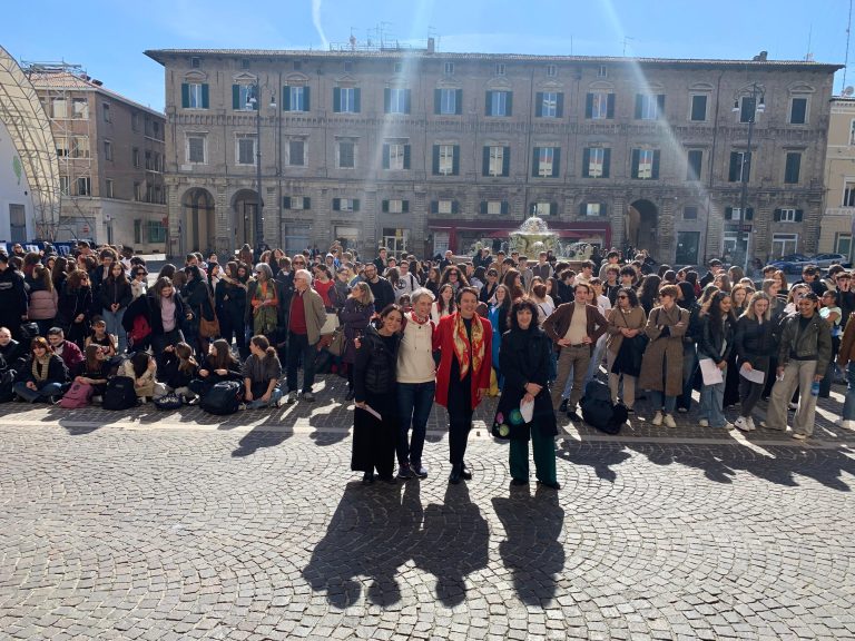 Con “Il Pane e le Rose”, la Capitale omaggia la Giornata mondiale della poesia Con “Il Pane e le Rose”, la Capitale omaggia la Giornata mondiale della poesia