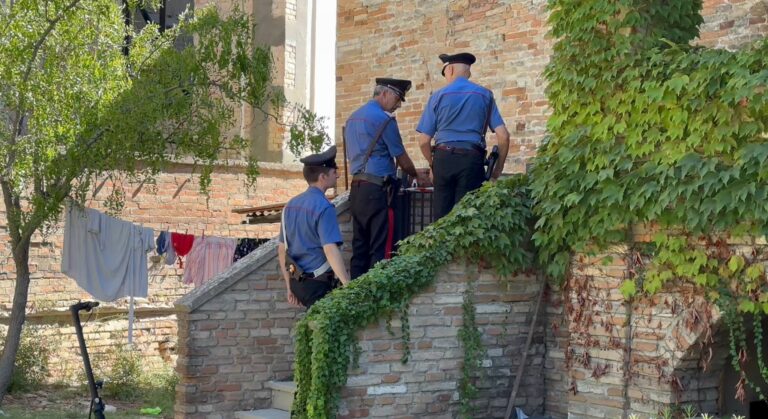 Saltara, madre di tre figli uccisa a coltellate: arrestato il marito
