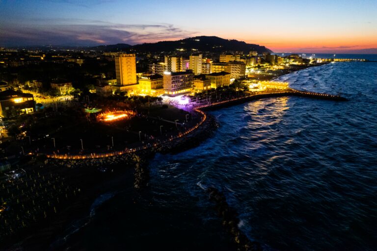 Estate 2025: cresce la voglia di vacanze, +8% di prenotazioni a luglio. Marche tra le mete più ricercate
