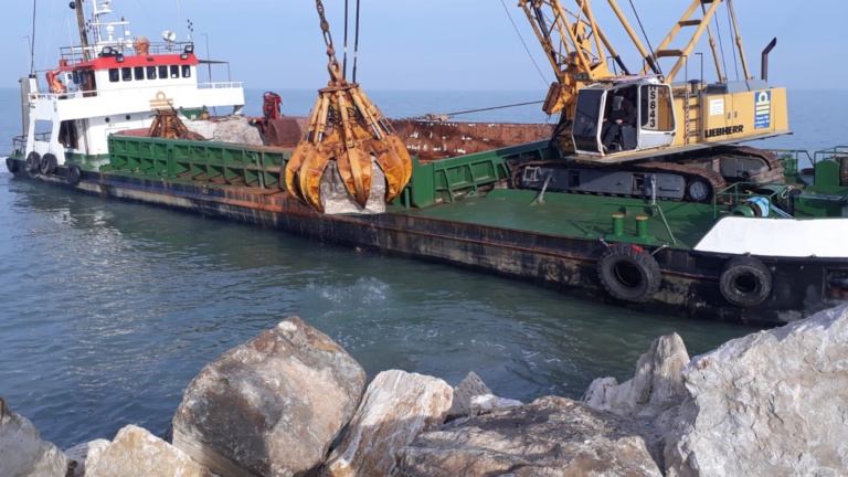 Difesa della costa, summit in Regione: “La spiaggia di Metaurilia non è in pericolo”