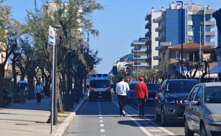 Malore fatale in spiaggia a Pesaro: muore 60enne