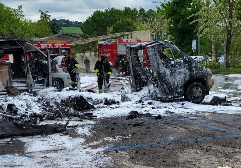 Incendio a Gabicce: due camper distrutti dalle fiamme (FOTO)