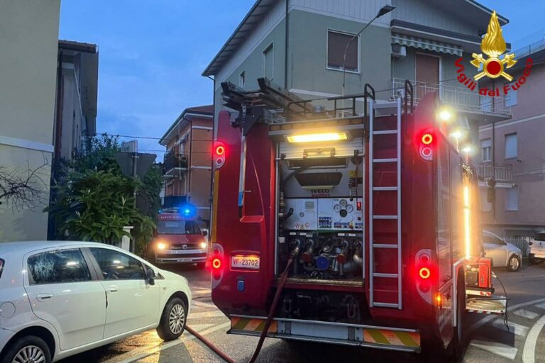 Pesaro, fulmine colpisce il tetto: incendio in una soffitta di Via Turati