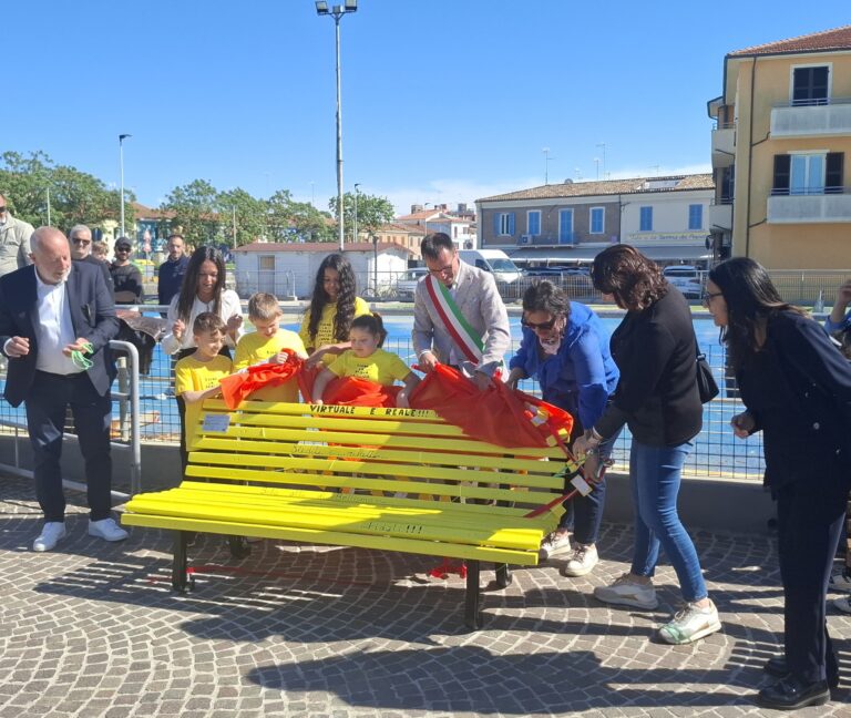 Installata al Lido la ‘Panchina gialla contro il bullismo’: “Luogo per sedersi e ascoltare l’altro”