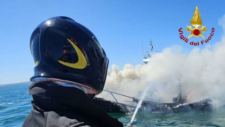 Incendio a bordo di un’imbarcazione al largo di Fano: salve tre persone