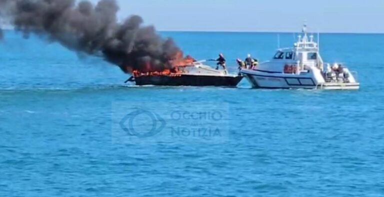Imbarcazione in fiamme a Fano: il video dell’intervento dei Vigili del Fuoco