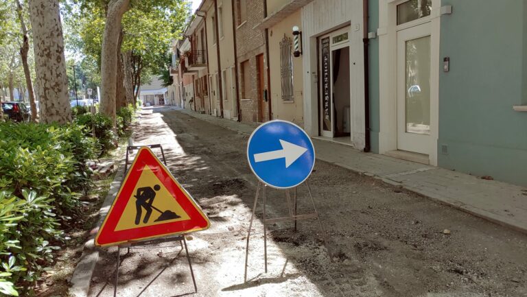 Lavori di rifacimento della pavimentazione stradale nel quartiere Lido di Fano