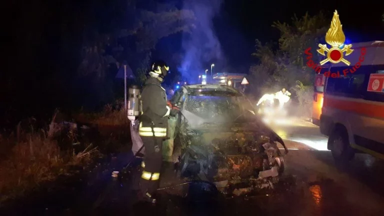 Incidente sulla Corinaldese a Senigallia: due auto e una moto in fiamme. Muore 33enne