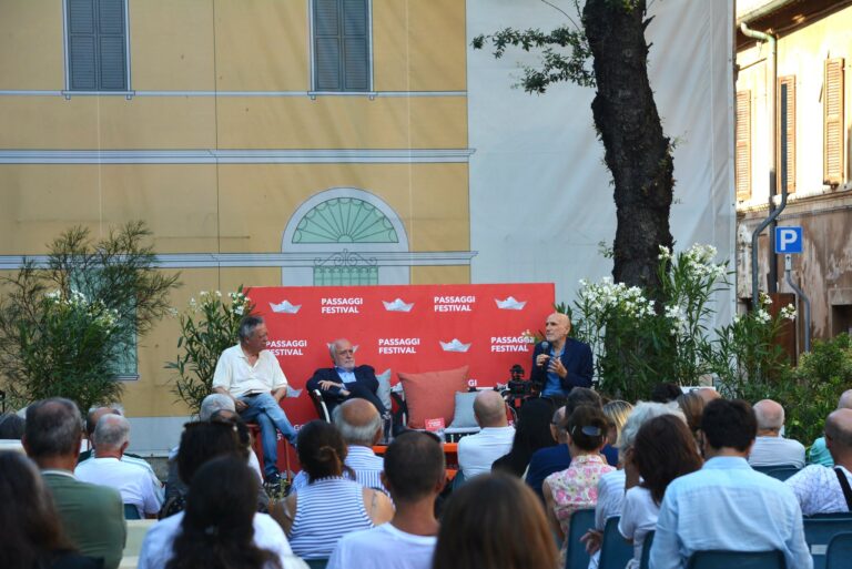 Passaggi Festival, gli ospiti di venerdì: terza giornata con il premio “Andrea Barbato” ad Agnese Pini