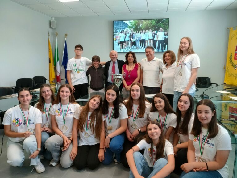Premiate le studentesse campionesse nazionali di pallavolo dell’Istituto Comprensivo di Pian del Bruscolo